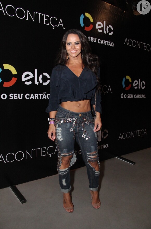 Viviane Araujo curtiu show no Rio na noite desta sexta-feira, 17 de março de 2017
