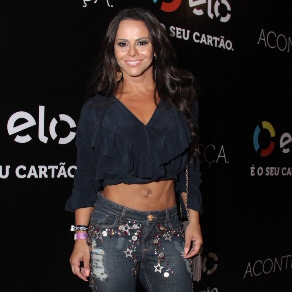 Viviane Araujo curtiu show no Rio na noite desta sexta-feira, 17 de março de 2017