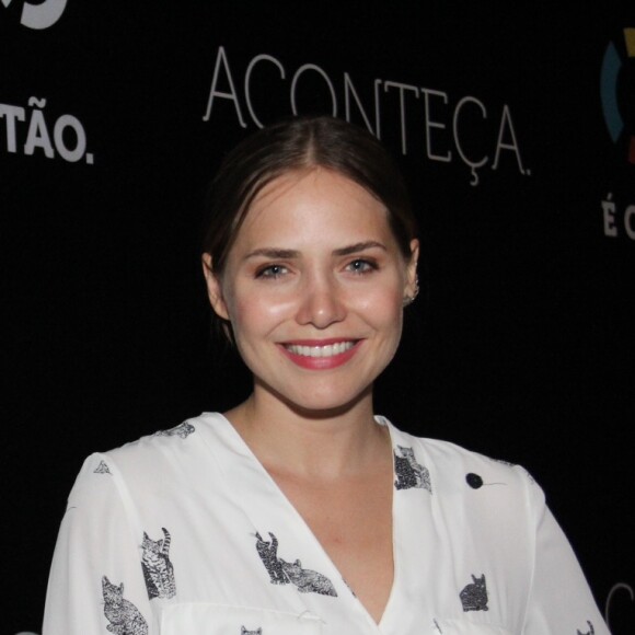 Letícia Colin curtiu show no Rio na noite desta sexta-feira, 17 de março de 2017