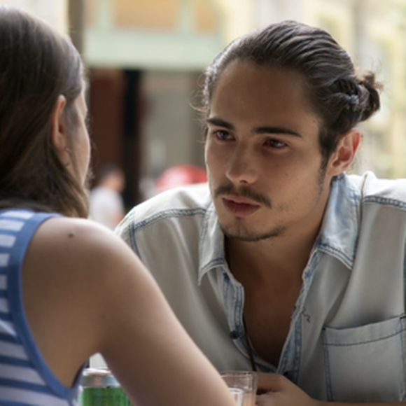 Nicolau (Danilo Mesquita) diz a Luana (Joana Borges) que não tem coragem de contar aos pais que que tem câncer, na novela 'Rock Story', em 25 de março de 2017