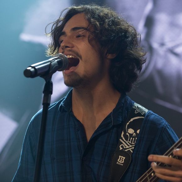 Nicolau (Danilo Mesquita) é aconselhado pelo médico a voltar para o Rio de Janeiro e avisa Gui (Vladimir Brichta) que não vai poder continuar na turnê da 4.4 porque tem câncer e precisa se tratar, na novela 'Rock Story'