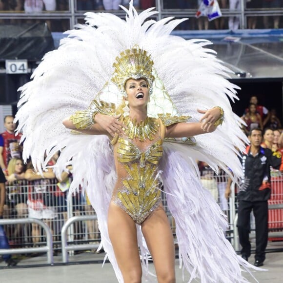 Ana Hickmann também tem uma sala só para guardar as fantasias que usou nos desfiles de Carnaval