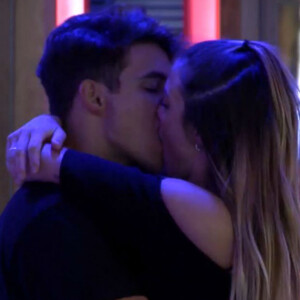 Ex-BBB Antônio beijou participante do 'Grand Hermano' durante a festa que teve o Brasil como tema