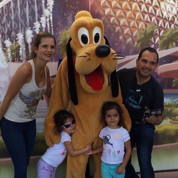 Luciano atualmente está de férias na Disney, com a mulher e as filhas gêmeas