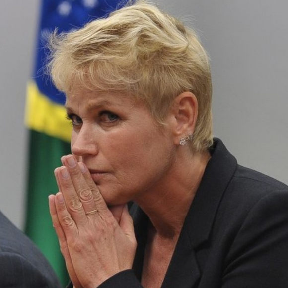 Xuxa usou as redes sociais para pedir orações para o pai