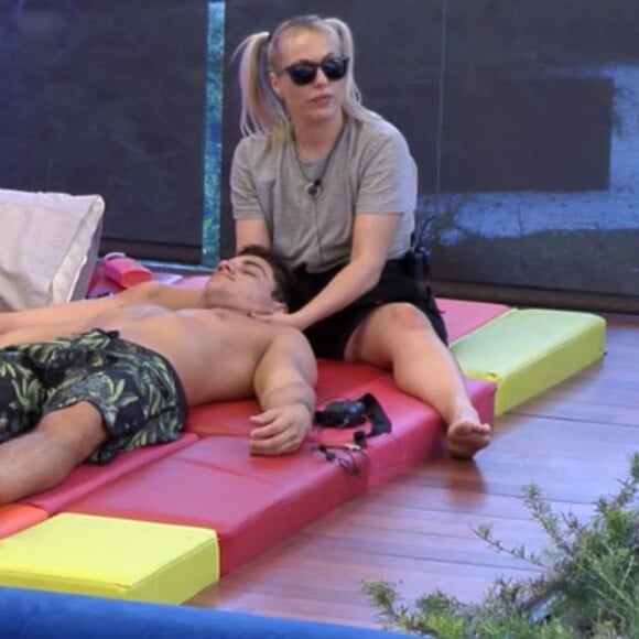 Manoel, gêmeo de Antônio, dividiu opiniões na web após receber massagem de uma participante do 'Gran Hermano'