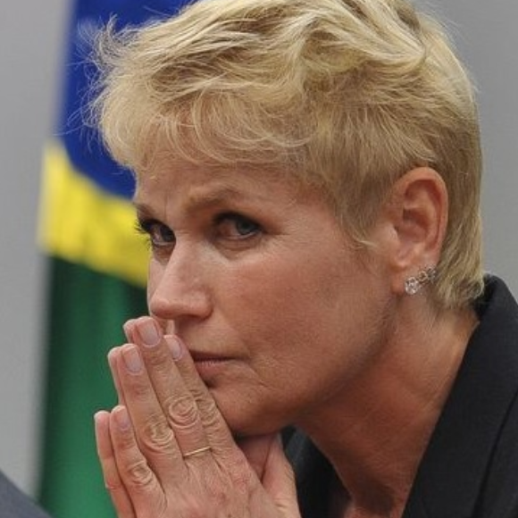 Vontade da família de Xuxa sempre foi espalhar as cinzas de seu Luiz Floriano Meneghel nas águas de Coroa Grande, na Costa Verde Fluminense, mas isso ainda não está certo