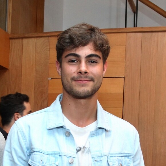 Rafael Vitti foi ao teatro prestigiar a ex-namorada, Isabella Santoni, na peça 'Leo e Bia'