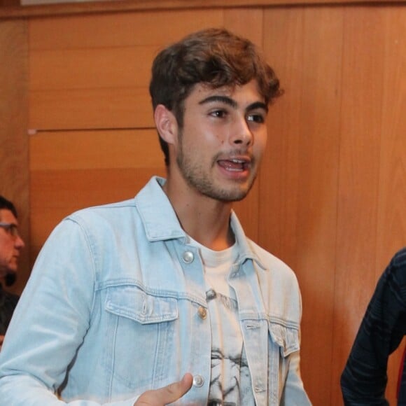 Rafael Vitti foi ao teatro prestigiar a ex-namorada, Isabella Santoni