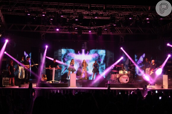 Larissa Manoela voltou a se apresentar com a turnê 'Larissa Manoela Outra Vez' com um show em Vitória, no Espírito Santo, neste domingo, 19 de março de 2017