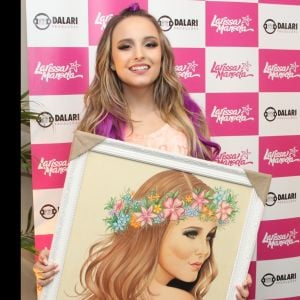 Larissa Manoela ganhou um quadro com sua imagem pintada à não por uma fã capixaba após show em Vitória, Espírito Santo, neste domingo, 19 de março de 2017