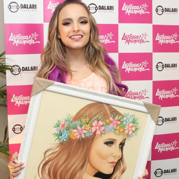 Larissa Manoela ganhou um quadro com sua imagem pintada à não por uma fã capixaba após show em Vitória, Espírito Santo, neste domingo, 19 de março de 2017