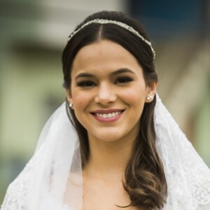 'Eu nunca conversei com uma amiga sobre casamento, sabe? Nunca fui sonhadora. Mas vestido, eu não gostaria de casar com aqueles estilo bolo não, eu não gosto... Eu acho que gostaria de casar na praia. Já que vai casar, casa na praia, igreja, comemora uma semana logo!', disse Bruna Marquezine