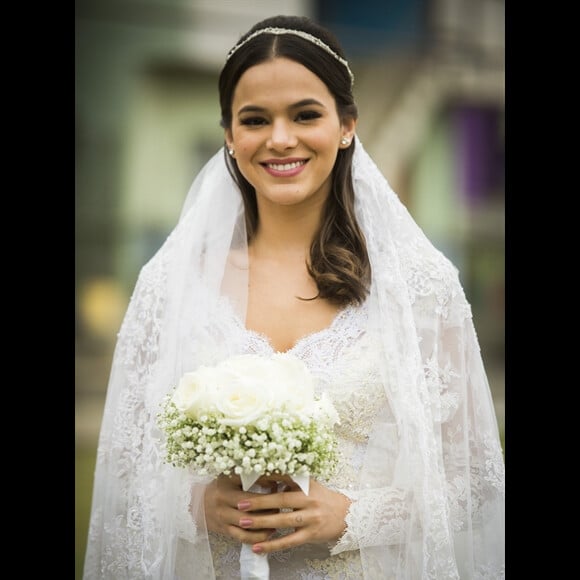 'Eu nunca conversei com uma amiga sobre casamento, sabe? Nunca fui sonhadora. Mas vestido, eu não gostaria de casar com aqueles estilo bolo não, eu não gosto... Eu acho que gostaria de casar na praia. Já que vai casar, casa na praia, igreja, comemora uma semana logo!', disse Bruna Marquezine