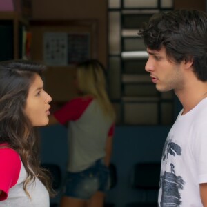 Luiza (Barbara Maia) briga com Lucas (Bruno Guedes) por causa de Martinha (Malu Pizzatto), na novela 'Malhação: Pro Dia Nascer Feliz'