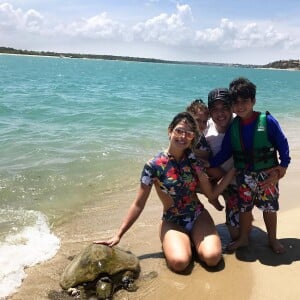 ''Bora' dar comida para os peixinhos, 'bora'!', diverte-se Wesley Safadão em tarde de folga com os filhos