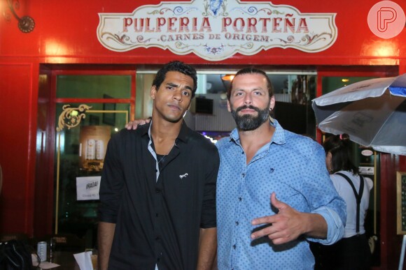 Marcello Melo Jr. se encontrou com Henri Castelli na comemoração da novela 'Sol Nascente' em restaurante