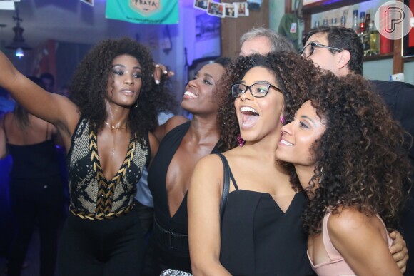 Atrizes se divertiram ao lado de Marcello Novaes na festa de encerramento da novela 'Sol Nascente' em restaurante do Recreio, no Rio de Janeiro