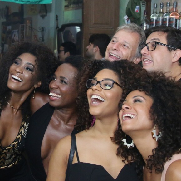 Atrizes se divertiram ao lado de Marcello Novaes na festa de encerramento da novela 'Sol Nascente' em restaurante