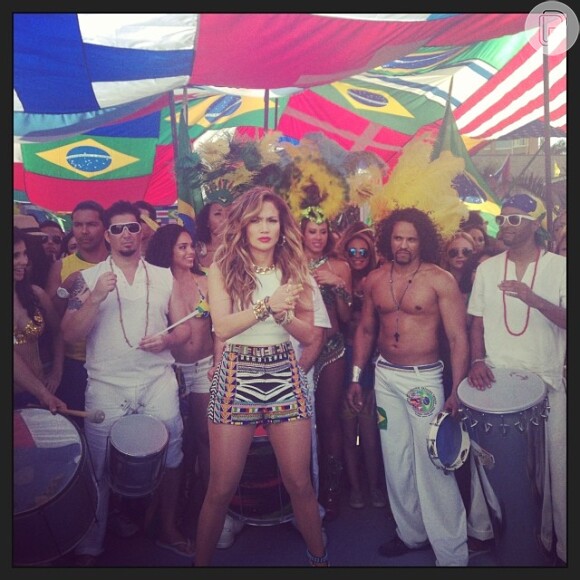 Nos bastidores, Jennifer Lopez aproveita para conhecer batuques brasileiros