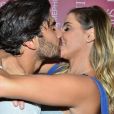 Hugo Moura recebeu um beijão de Deborah Secco após estrear a peça 'Oi, Quer Teclar?'