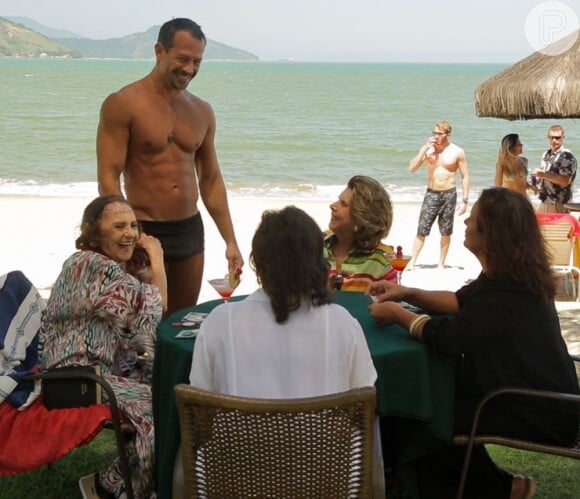 Sinhá (Laura Cardoso) fica impune, rica e feliz no México com Cristiano (Malvino Salvador), no último capítulo da novela 'Sol Nascente'