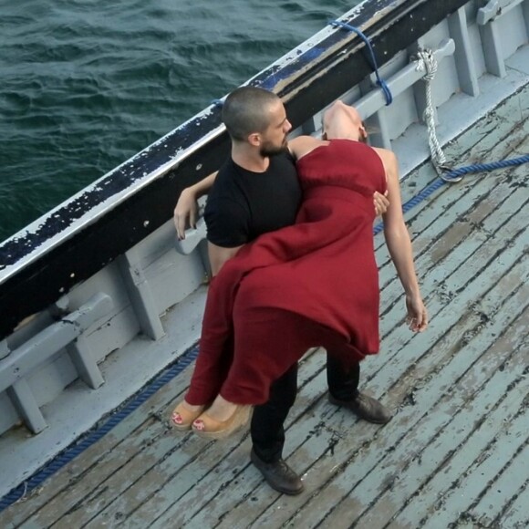 Cesar (Rafael Cardoso) sequestrou Alice (Giovanna Antonelli), mas acabou morrendo sozinho na explosão que armou, no último capítulo da novela 'Sol Nascente'