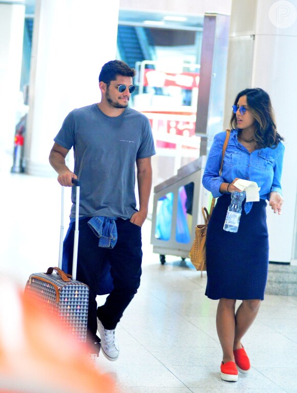Bruno Gissoni e Yanna Lavigne foram clicados ao desembarcarem em aeroporto do Rio de Janeiro