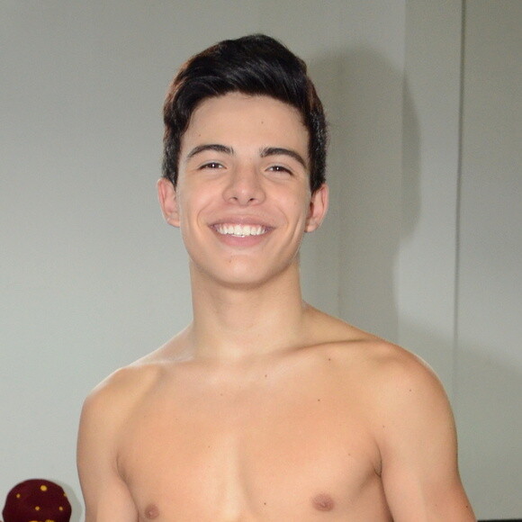 Thomaz Costa mantém contato com Larissa Manoela, assegurou em entrevista ao programa 'TV Fama', exibido nesta terça-feira, 21 de março de 2017: 'Amigos desde sempre'