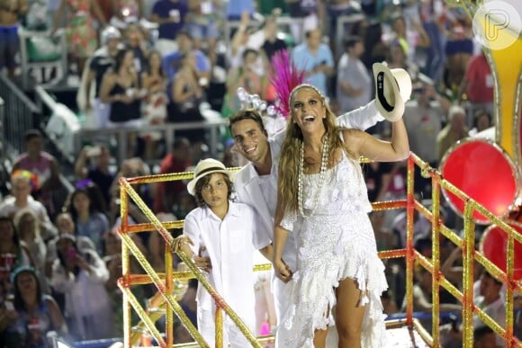 Ivete Sangalo encerrou desfile da Grande Rio no Carnaval com o marido e o filho