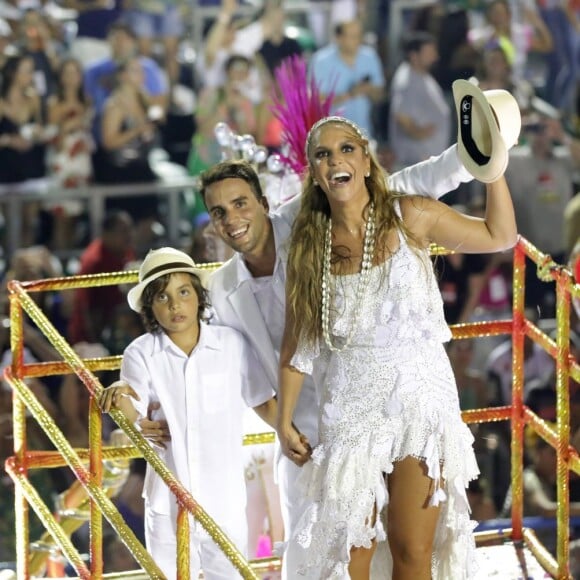 Ivete Sangalo encerrou desfile da Grande Rio no Carnaval com o marido e o filho