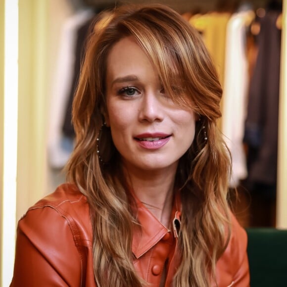 Mariana Ximenes exibe novo visual em evento de moda, na noite desta terça-feira, 21 de março de 2017