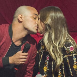 Louise D'Tuani é casada com o humorista Eduardo Sterblitch e comentou sobre o novo visual de seu amado, que teve o cabelo raspado durante o programa 'Amor & Sexo': 'Eu acho que ele fica lindo de qualquer jeito! Acho que está lindo'