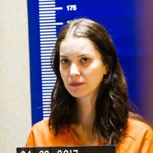 Beatriz (Louise D'Tuani) ajudará Júlia (Nathalia Dill) a sair da prisão após prestar depoimento contra Alex (Caio Paduan)