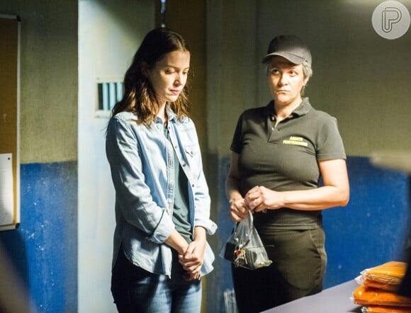 A mocinha Júlia (Nathalia Dill), de 'Rock Story', foi para a prisão depois de ser denunciada por Diana (Alinne Moraes) e se entregar para a polícia