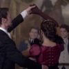 Anna (Isabelle Drummond) dança com Thomas (Gabriel Braga Nunes) no primeiro capítulo da novela 'Novo Mundo'