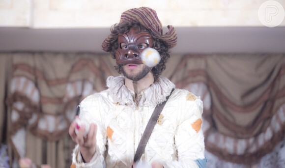 Joaquim (Chay Suede) faz malabaris em cena da peça de commedia dell'arte que apresenta no baile da Princesa Leopoldina (Letícia Colin), no primeiro capítulo da novela 'Novo Mundo', em 22 de março de 2017