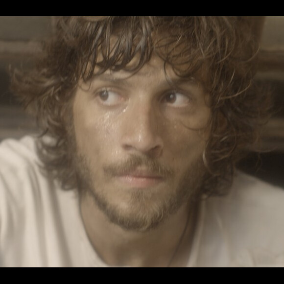 Joaquim (Chay Suede) foge e sem pensar joga a barra de ouro no mar, junto com seu figurino, no primeiro capítulo da novela 'Novo Mundo'