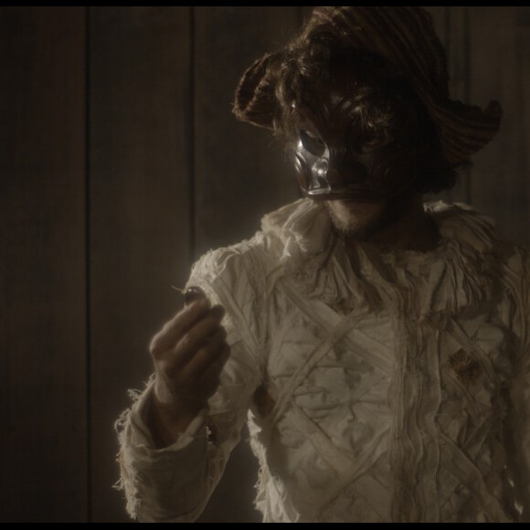 Elvira (Ingrid Guimarães) rouba uma barra de ouro da festa e coloca nas coisas de Joaquim (Chay Suede), que acaba levando a culpa, no primeiro capítulo da novela 'Novo Mundo'