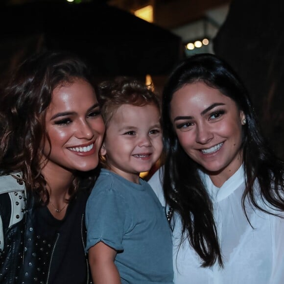 Bruna Marquezine posa com a digital influencer Lu Tranchesi e seu filho, Antonio