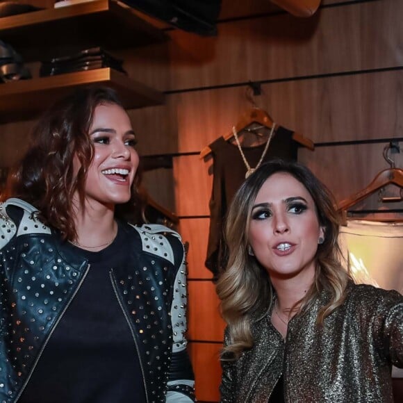 Tatá Werneck e Bruna Marquezine se divertem no lançamento de nova coleção da John John em São Paulo