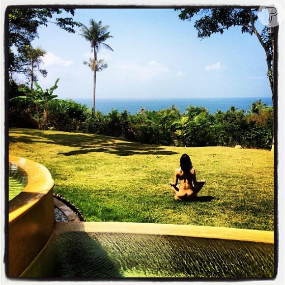 Michelle Rodriguez publica foto em sua conta do Instagram, na qual aparece nua meditando em uma paisagem, em 24 de fevereiro de 2014