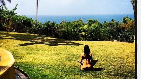 Michelle Rodriguez, namorada de Cara Delevingne, medita nua em paisagem