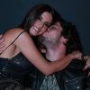 Giovanna Lancellotti e o namorado, Gian Luca Ewbank, trocam carinhos no lançamento de coleção de grife, em São Paulo, na noite desta quarta-feira, 22 de março de 2017