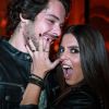 Giovanna Lancellotti faz graça ao posar com o namorado, Gian Luca Ewbank, no lançamento da coleção de John John, em São Paulo, na noite desta quarta-feira, 22 de março de 2017