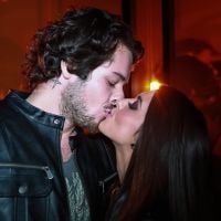 Giovanna Lancellotti troca carinhos com o namorado em evento de moda: 'Meu amor'