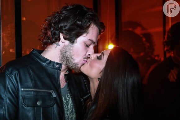 Giovanna Lancellotti e Gian Luca Ewbank se beijam diante das lentes dos fotógrafos no lançamento da coleção da John John, em São Paulo, na noite desta quarta-feira, 22 de março de 2017