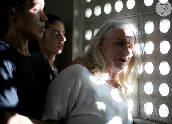 Magnólia (Vera Holtz) resolverá tirar a própria vida para não ter que voltar à prisão em 'A Lei do Amor'