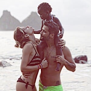 Giovanna Ewbank e o marido, Bruno Gagliasso, estão em Fernando de Noronha com a filha, Títi