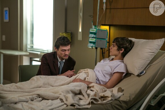 Antonio (Pierre Baitelli) apoia Letícia (Isabella Santoni) quando ela desiste de lutar contra o câncer, na novela 'A Lei do Amor'